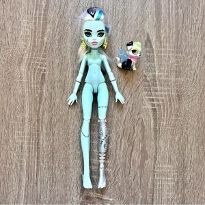 Monster High G3 Frankie Stein and Pet Watzie